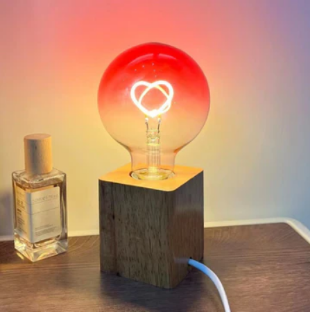 GlowHeart – Lâmpada LED Regulável com Padrão de Coração e Transição de Cores
