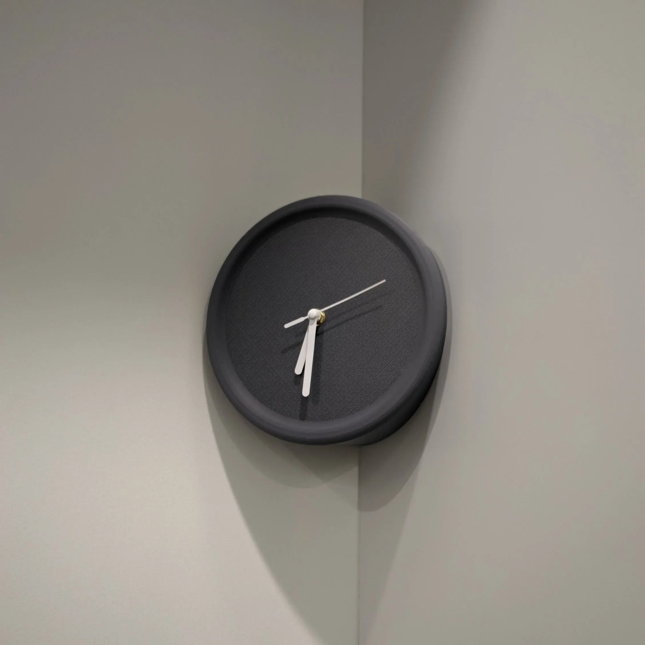 SilentCorner - Silent Wall Clock without Drilling for Corners in the House
