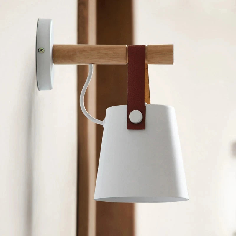 NordicGlow - Candeeiro de Parede LED com Detalhes em Madeira e Correia de Couro