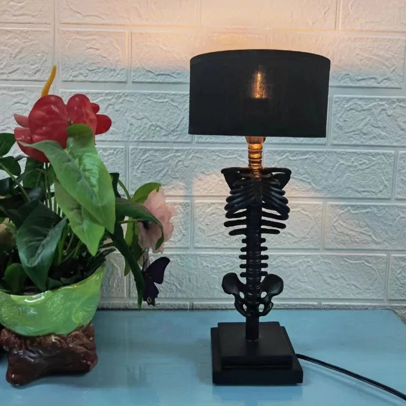 Lampada da tavolo scheletro fatta a mano