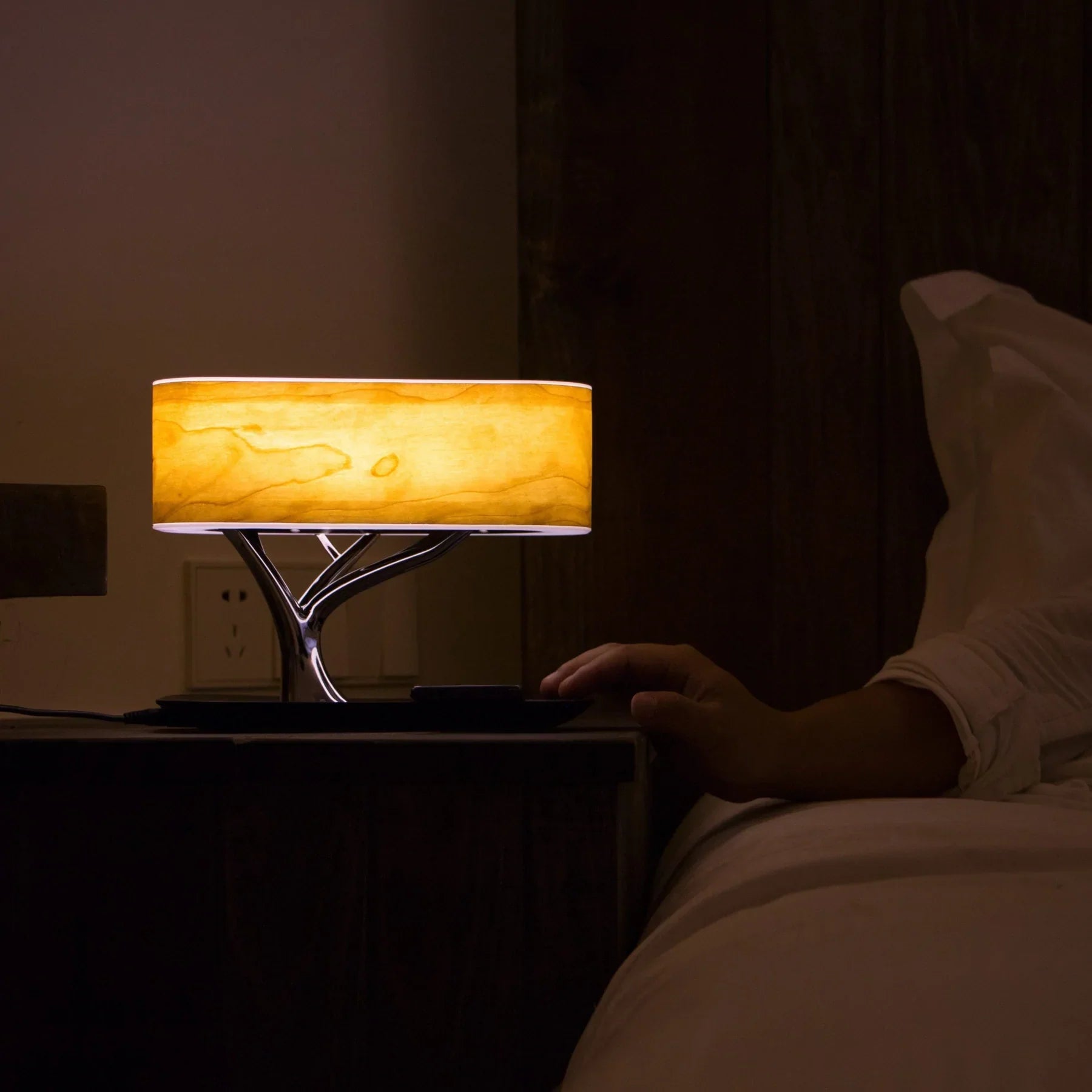 Lampada da tavolo con altoparlante e caricatore wireless