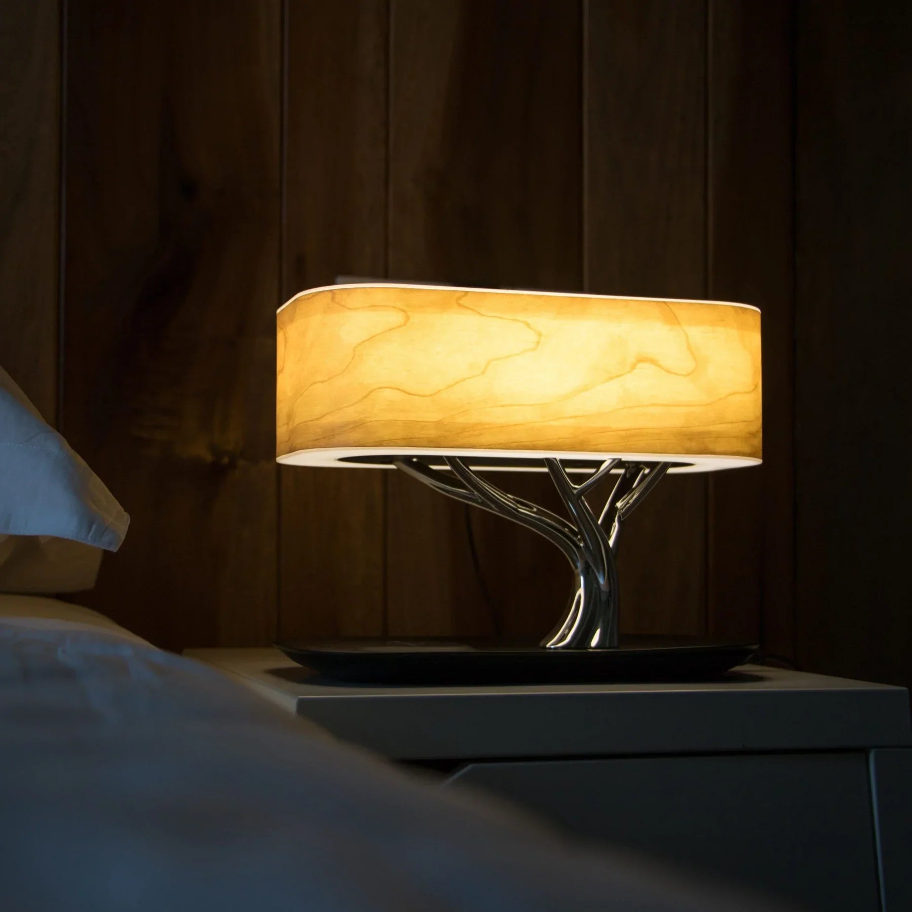 Lampada da tavolo con altoparlante e caricatore wireless