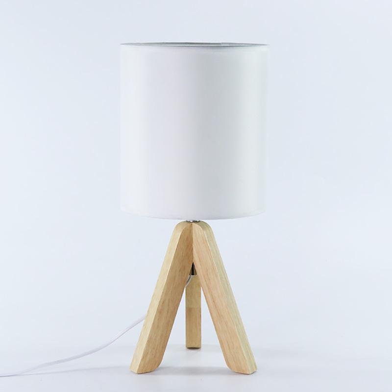 Lampada da tavolo H in legno con treppiede e paralume in lino LED
