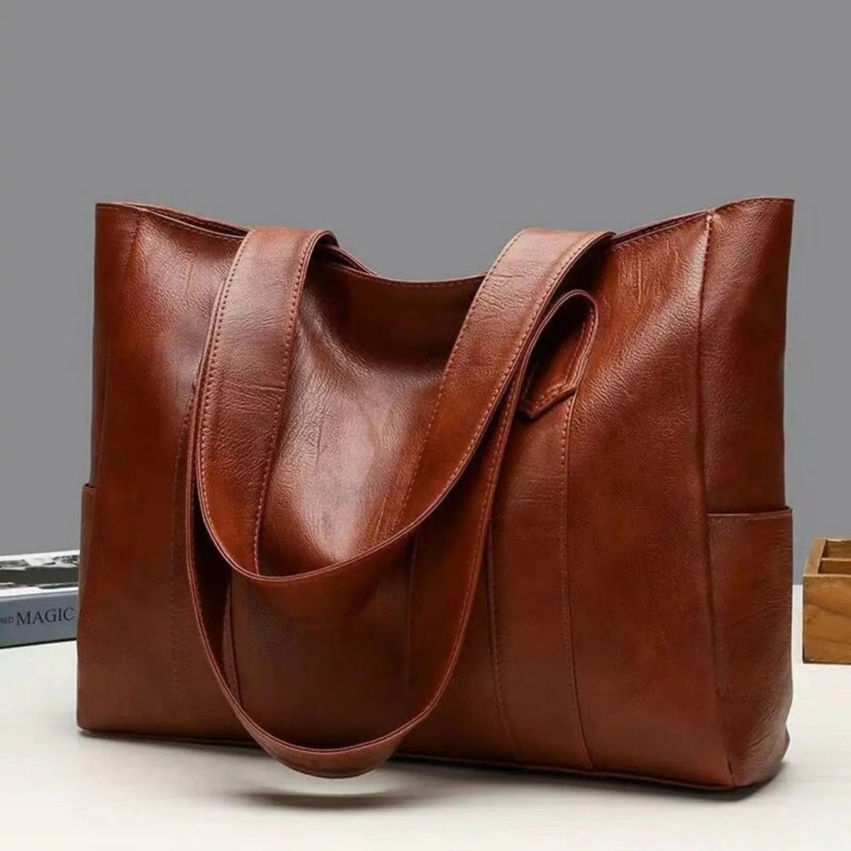 VINTARIS – Elegant leather shoulder bag with retro touch and smooth surface - Image 4