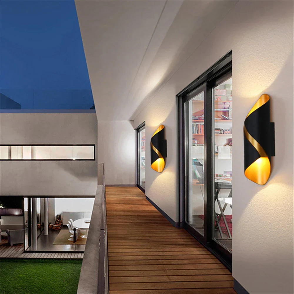 AquaGlow - Lâmpada Exterior LED Resistente à Água