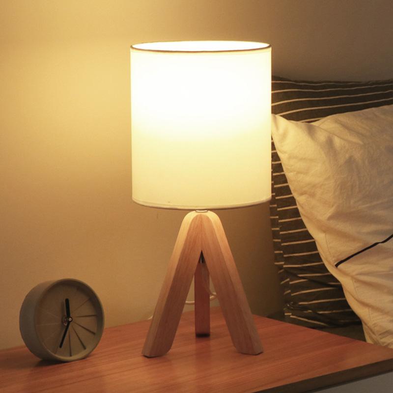 Lampada da tavolo H in legno con treppiede e paralume in lino LED