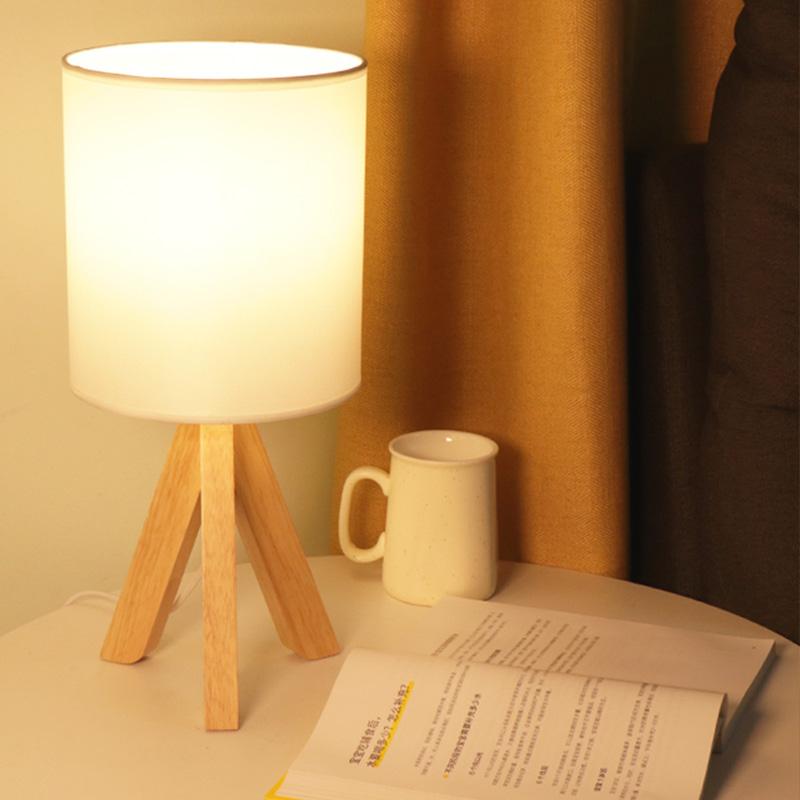 Lampada da tavolo H in legno con treppiede e paralume in lino LED