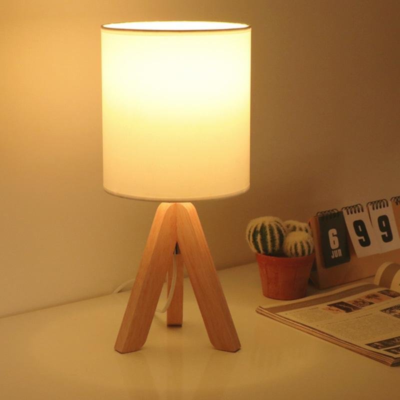 Lampada da tavolo H in legno con treppiede e paralume in lino LED
