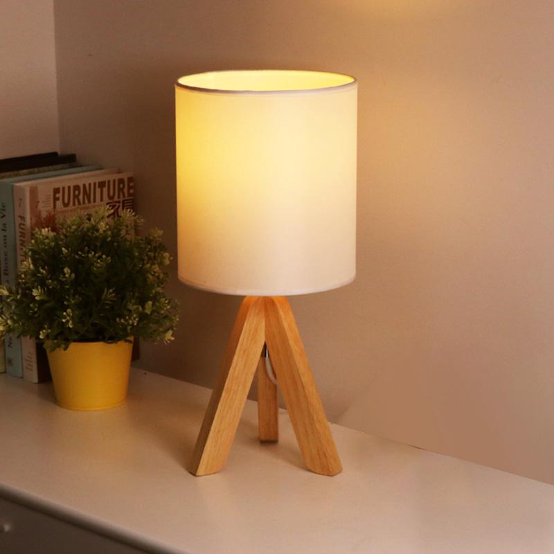 Lampada da tavolo H in legno con treppiede e paralume in lino LED