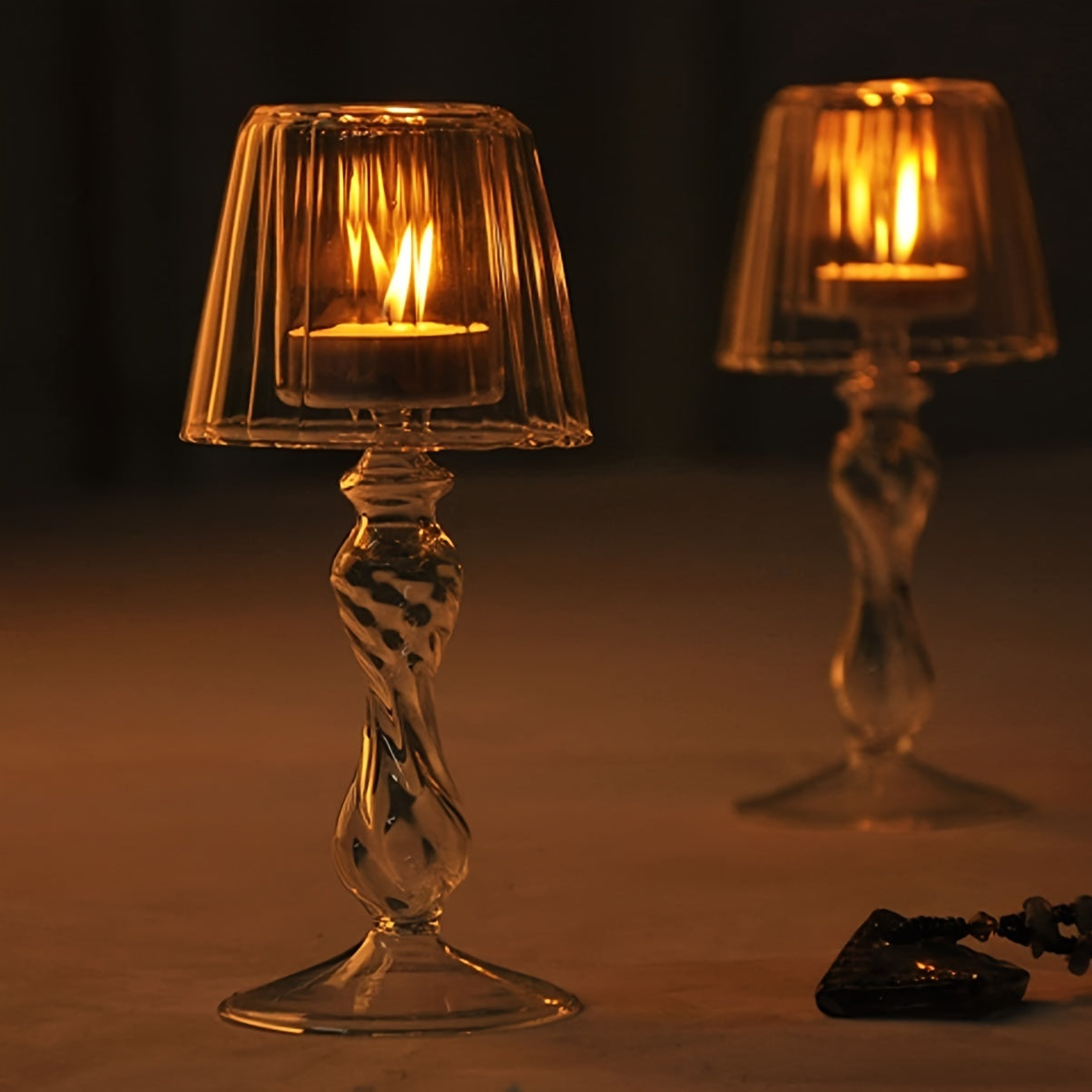 CrystalGlow - Lampada da tavolo decorativa in vetro e portacandele