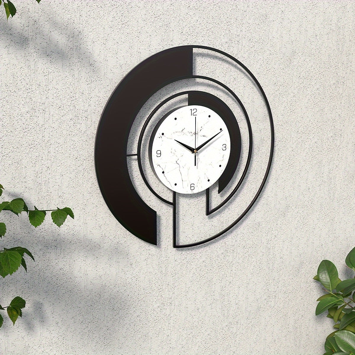 GeoClock - Stille Geometrische Wandklok van Zwart Metaal