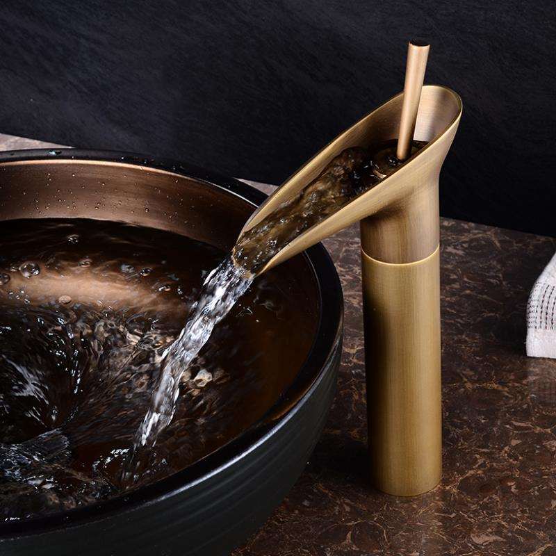 Grifo de lavabo de baño con cascada antigua