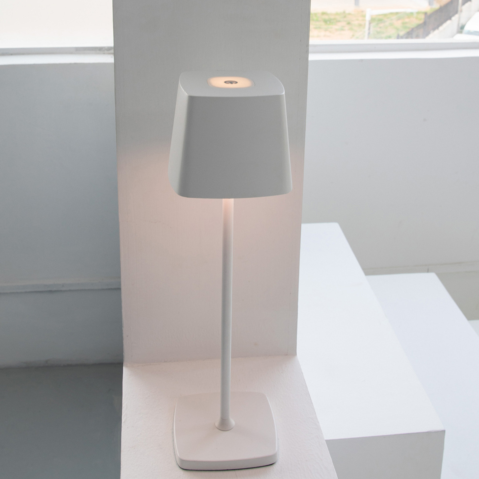 Candeeiro de Mesa Portátil com Iluminação Flexível