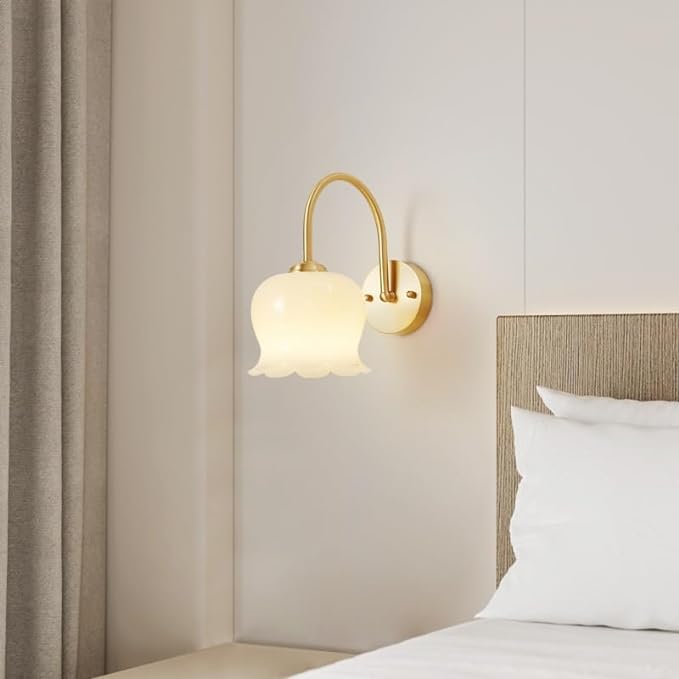 Elegante lampada da parete in vetro e rame
