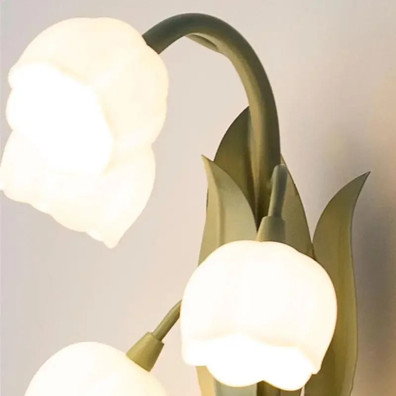 LumeBlossom – LED Table Lamp in Flower Shape with Scandinavian Design