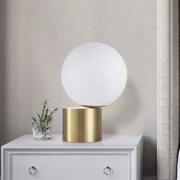 GlassGlow – Lampada da Tavolo a Sfera di Vetro con Illuminazione LED in Design Moderno | Lampada da Notte