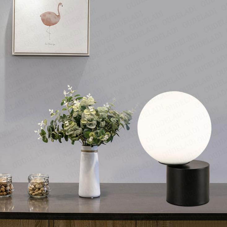 GlassGlow – Lampada da Tavolo a Sfera di Vetro con Illuminazione LED in Design Moderno | Lampada da Notte