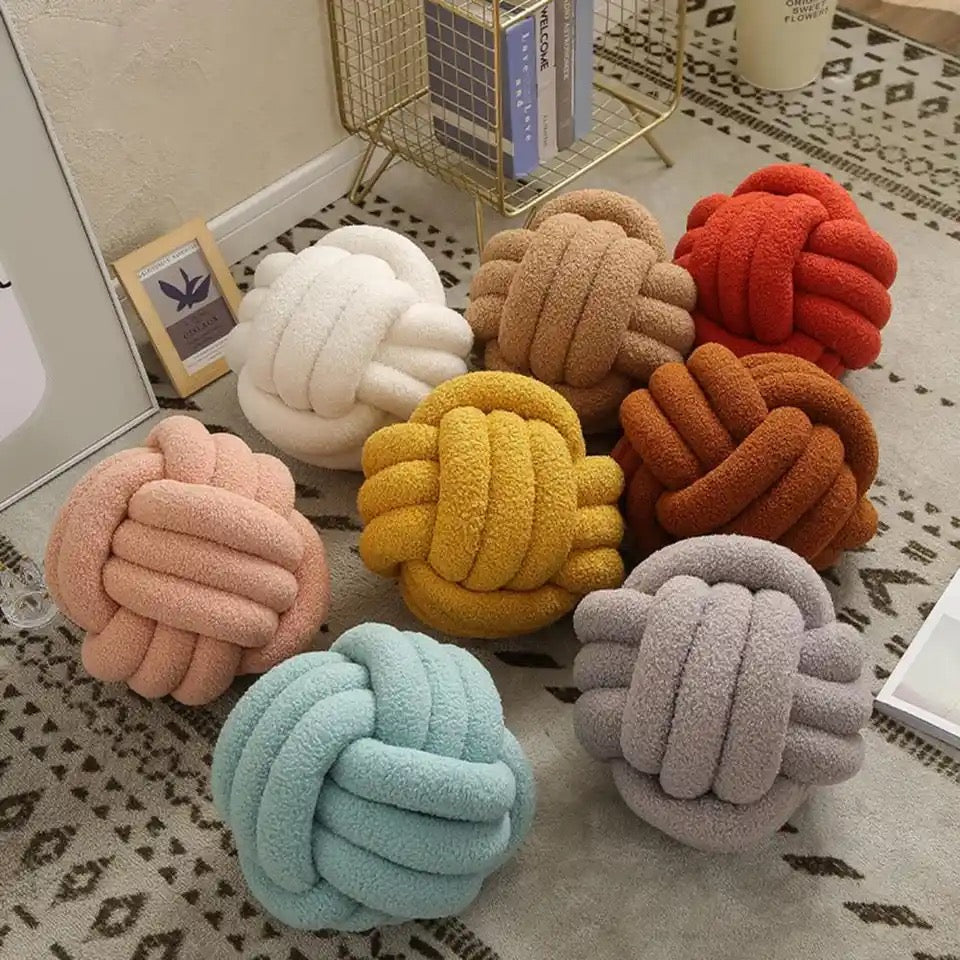 Il cuscino bouclé marrone nocciola: Cuscino di lusso in lana bouclé marrone