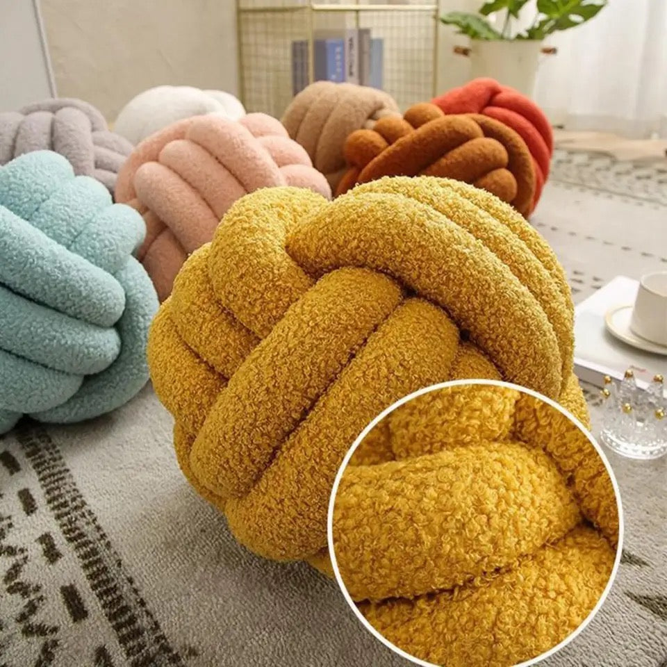 Il cuscino bouclé marrone nocciola: Cuscino di lusso in lana bouclé marrone