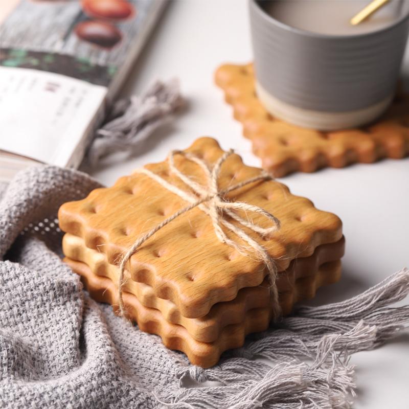 Conjunto de 2 Descansos de Copos em Madeira Inspirados em Biscuit