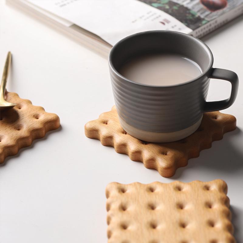 Conjunto de 2 Descansos de Copos em Madeira Inspirados em Biscuit