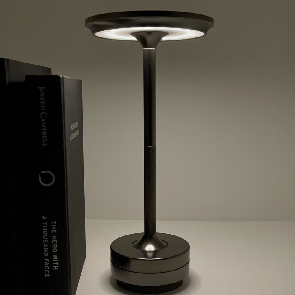 MetalSense - Candeeiro de Mesa Metálico Sem Fios