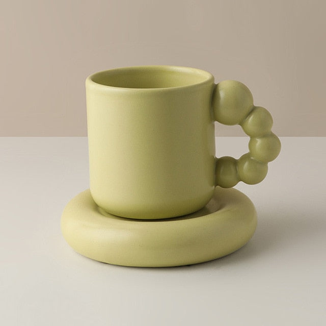 Tazza e piatto in porcellana fatti a mano