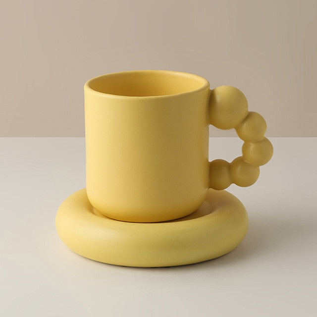 Tazza e piatto in porcellana fatti a mano