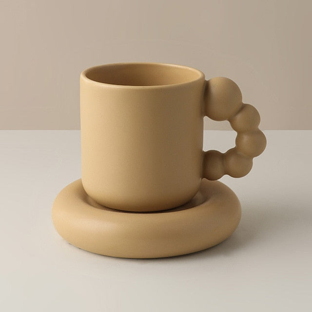 Tazza e piatto in porcellana fatti a mano