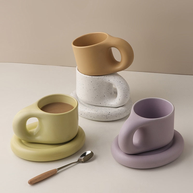 Juego minimalista de taza y plato de porcelana