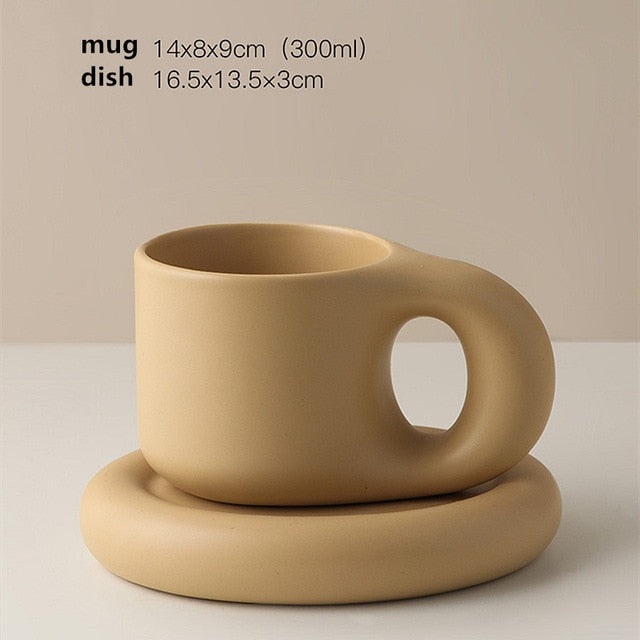 Juego minimalista de taza y plato de porcelana