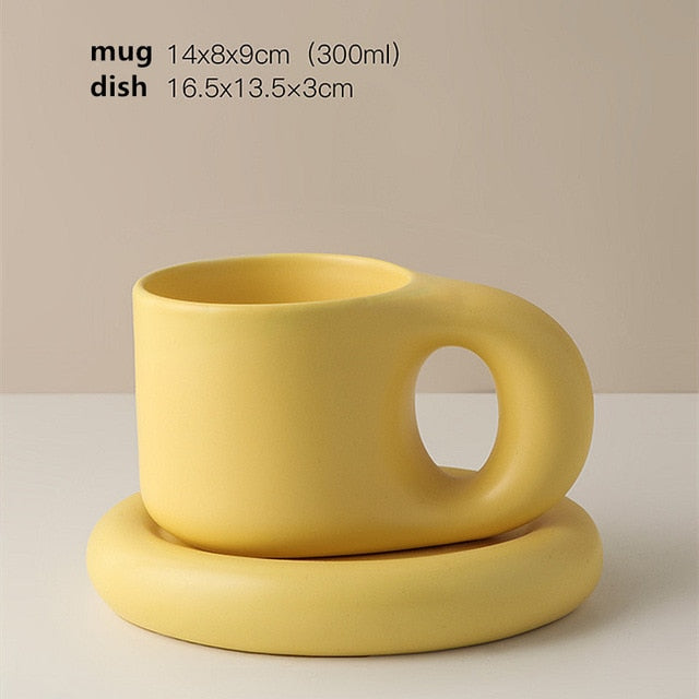 Juego minimalista de taza y plato de porcelana