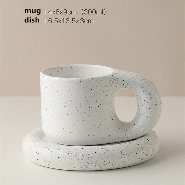 Juego minimalista de taza y plato de porcelana