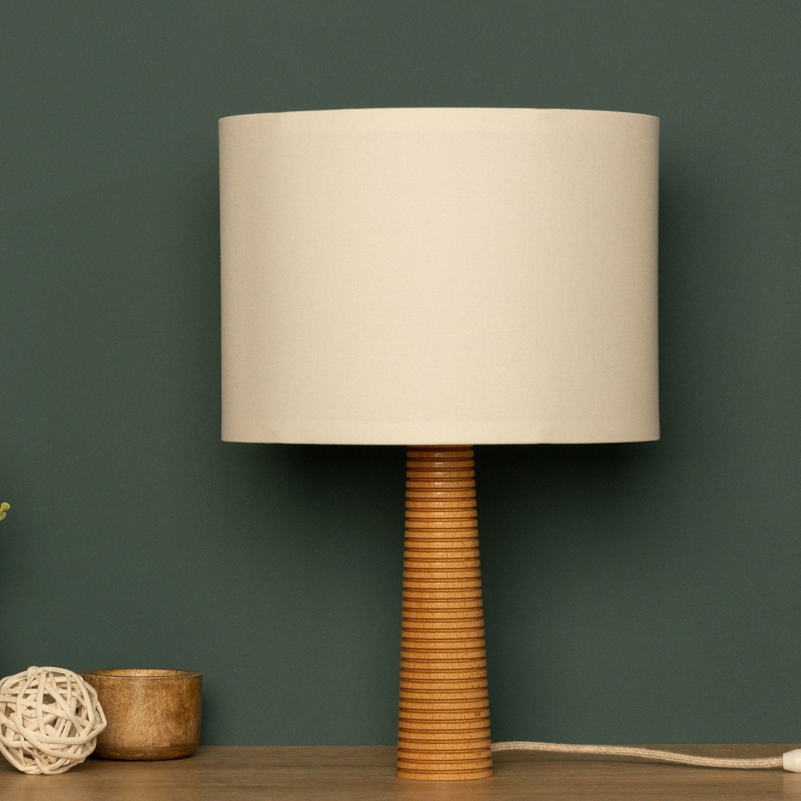 NordicGlow - Candeeiro de Mesa em Madeira com Base Dobrada e Abajur de Tecido