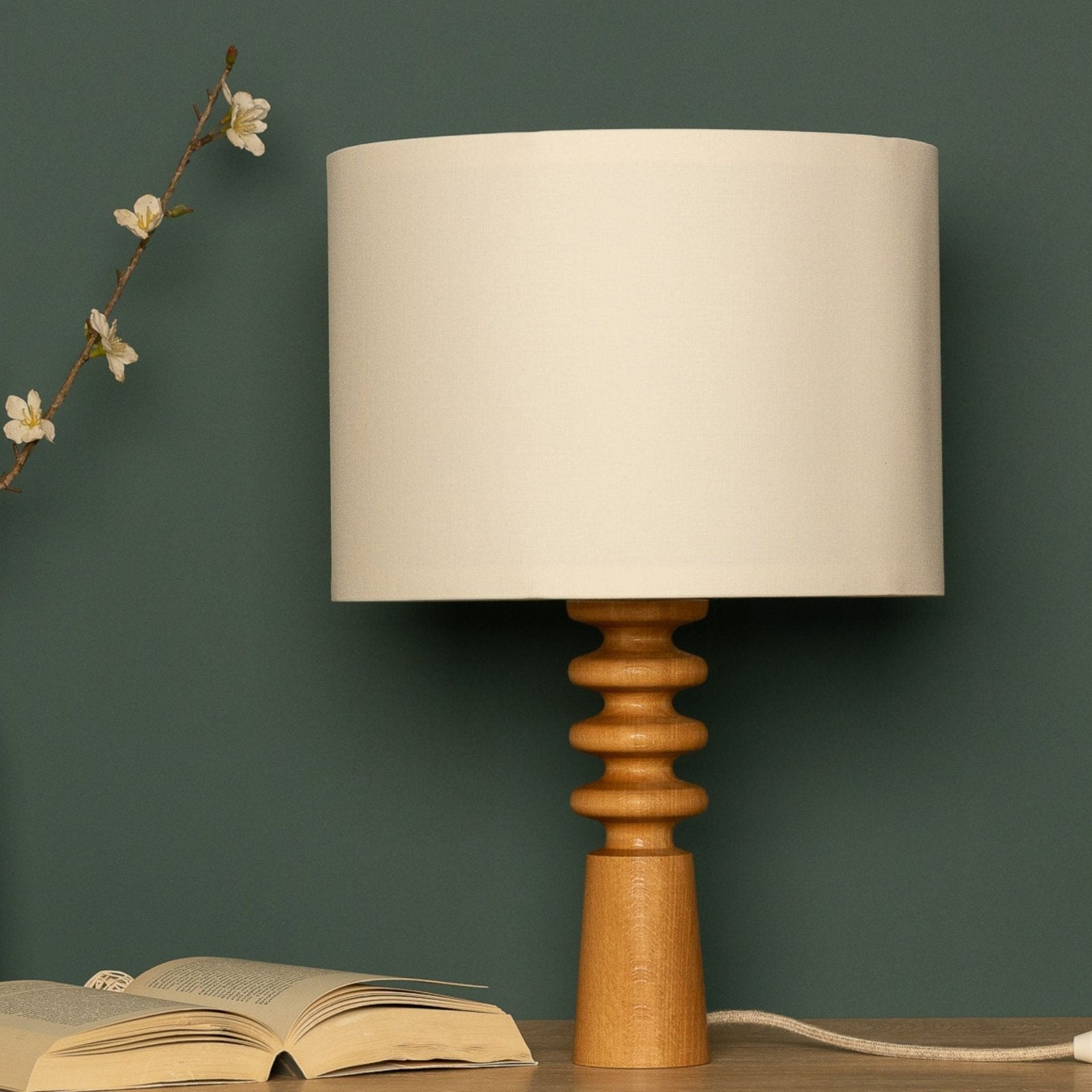 NordicGlow - Candeeiro de Mesa Escandinavo em Madeira – Candeeiro de Cabeceira Minimalista com Abajur de Tecido