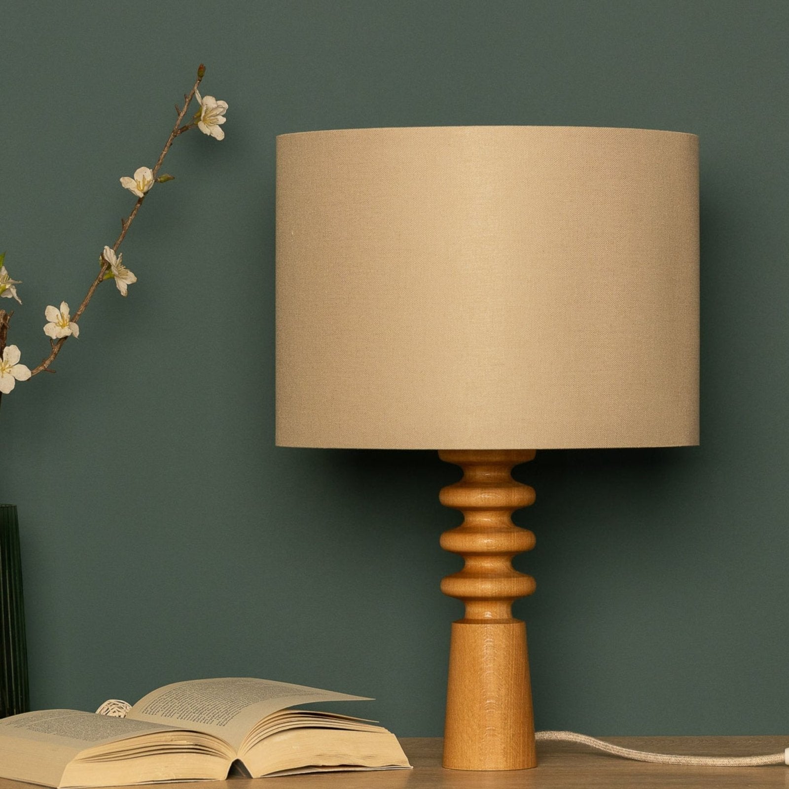 NordicGlow - Candeeiro de Mesa Escandinavo em Madeira – Candeeiro de Cabeceira Minimalista com Abajur de Tecido